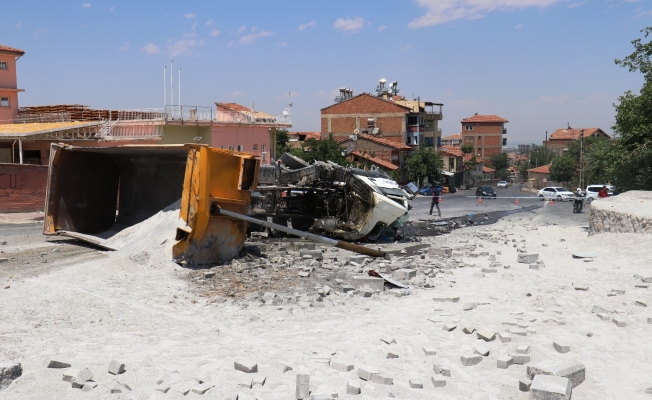 Freni patlayan kamyon ortalığı savaş alanına çevirdi… Sürücü ağır yaralı