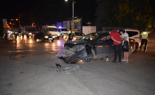 İki otomobilin karıştığı kazada 1 kişi yaralandı