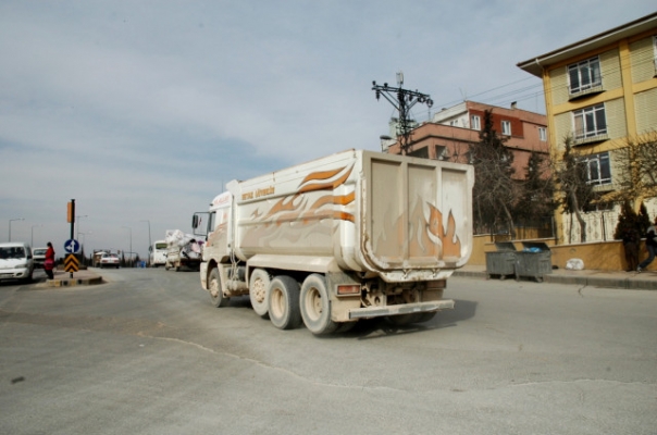 Malatya'da ağır tonajlı kamyonlar tehlike oluşturuyor! Mahalleli isyan etti!
