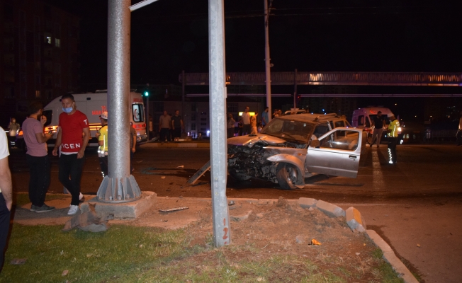 Malatya'da kırmızı ışıktan geçen otomobil kamyonete çarptı: 5 yaralı!