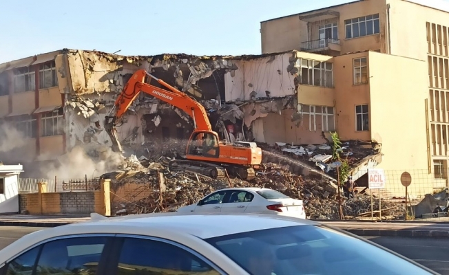 Malatya'daki eski SSK Hastanesi'nin yıkımı başladı