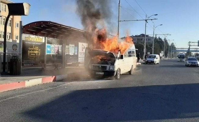 Malatya'da seyir halindeki minibüs alev aldı