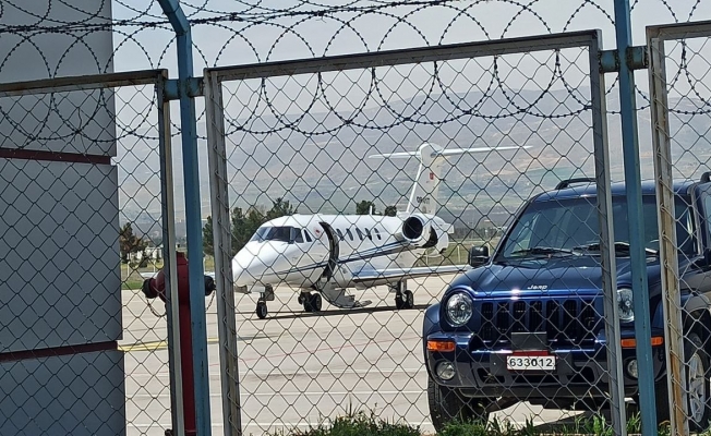 Bakanın uçağı hangara çekildi