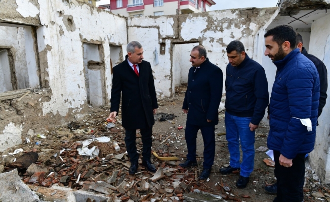 Başkan Çınar, metruk evin yıkımı ve yol açma çalışmalarını inceledi