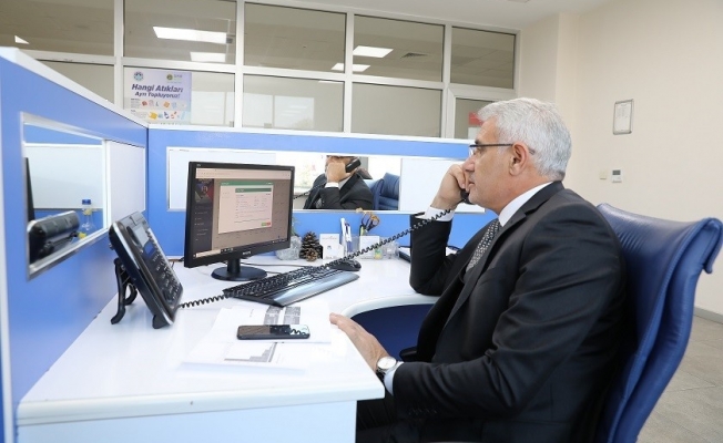 Başkan Güder, Çağrı Merkezi'nde telefonları cevapladı