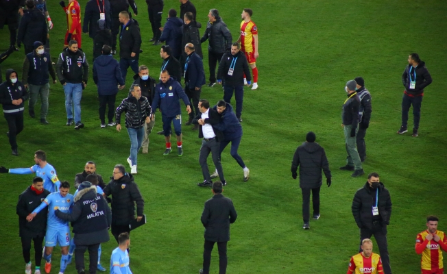 Yeni Malatyaspor stadyumunda rezillik! Gevrek, başarısızlığını hazmedemedi!