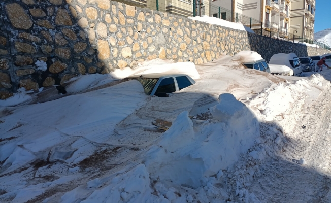 Kar kalınlığı 60 santimetreyi geçti araçlar karın altında kayboldu