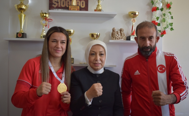 AK Parti'den dünya şampiyonu Akbaş'a ziyaret  