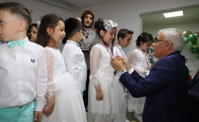 Başkan Güder, minik öğrencilerin Kur’an-ı Kerim’e geçiş törenine katıldı