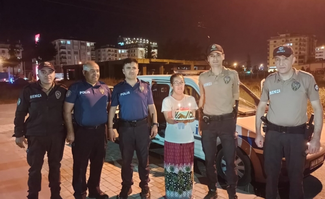 Polisten özel gereksinimli genç kıza doğum günü sürprizi