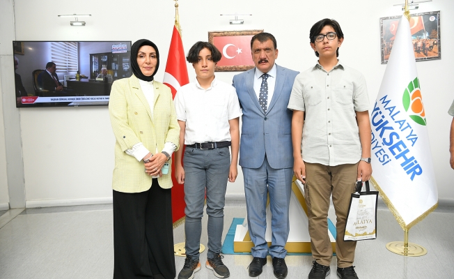 Başarılı Öğrencilerden Başkan Gürkan’a Ziyaret