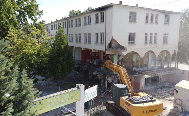 Eski kaymakamlık binasının yıkımına başlandı