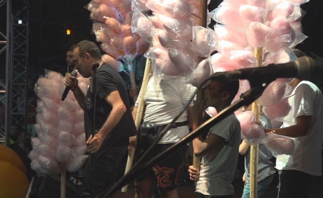 Haluk Levent konser alanındaki bütün pamuk şekerleri satın aldı