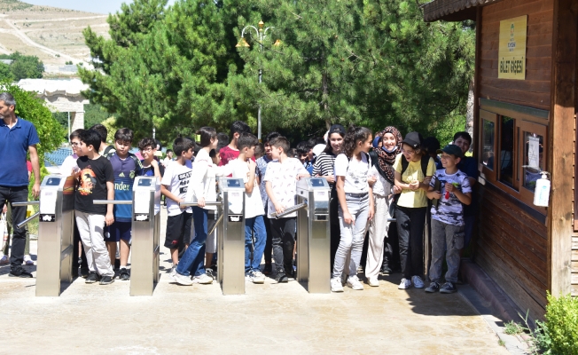 Yaz Okulu öğrencileri hayvanat bahçesini gezdi