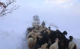 Beydağı’nı aşan Battalgazi Belediyesi ekipleri, üretici ve hayvanlarını kardan kurtardı