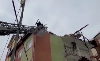 Malatya’da kar kütlesini taşıyamayan iki evin çatısında çökme meydana geldi