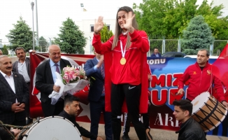 Dünya şampiyonu Hatice Akbaş’a Malatya’da coşkulu karşılama
