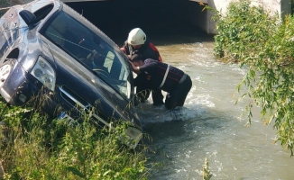 Sulama kanalına devrilen aracın sürücüsü yaralandı