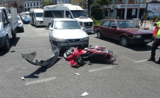 Otomobille çarpışan motosiklet sürücüsü yaralandı