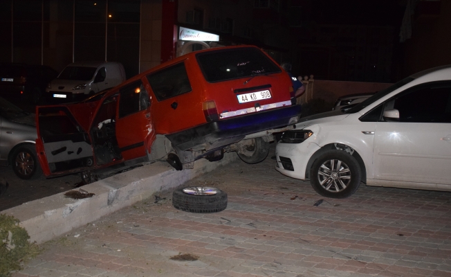 Otomobil park halindeki araçların üzerine uçtu: 1 kişi yaralandı!