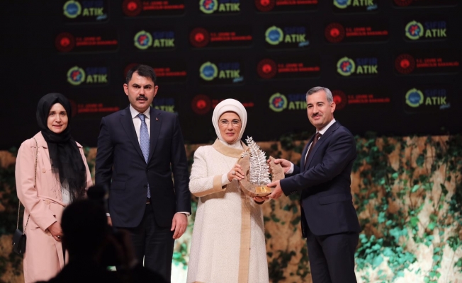 Başkan Çınar, ödülünü Emine Erdoğan’ın elinden aldı