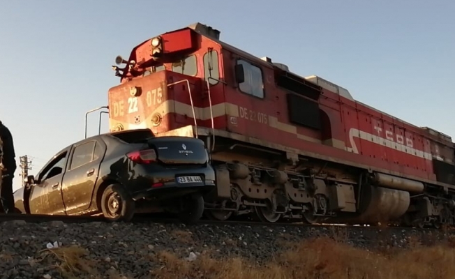 Malatya-Tatvan seferi yapan tren otomobile çarptı: 2 ölü!