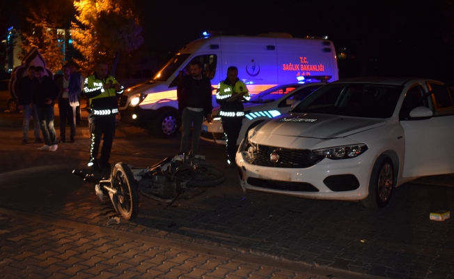 Otomobille motosiklet çarpıştı: Motosiklet sürücüsü yaralandı!