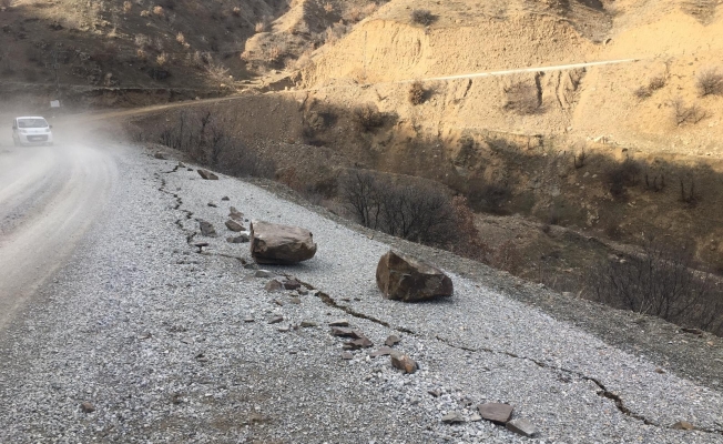 Depremde kopan dev kaya parçaları yolu kapattı!