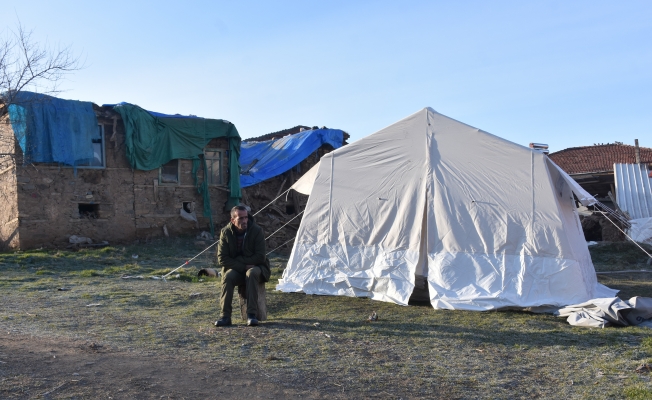Malatya'da depremzedeler geceyi çadırda geçiriyor!