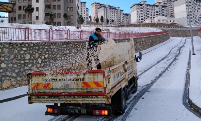 Cadde ve sokaklarda karla mücadele çalışmaları