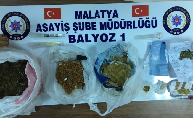 Malatya'da silah ve uyuşturucu ele geçirildi, fuhuştan aranan 2 zanlı yakalandı!