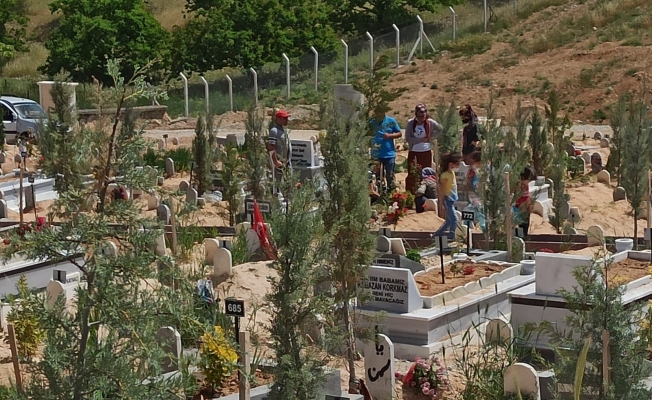 Malatya'da kısıtlama öncesi mezarlıklarda yoğunluk hakim!