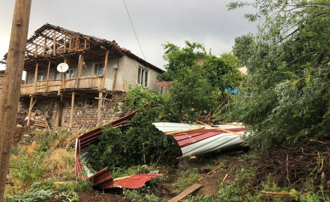 Malatya'da evlerin çatıları uçtu, elektrik direkleri devrildi!