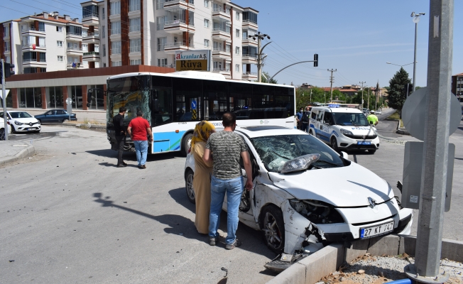 Malatya'da halk otobüsü ile otomobil çarpıştı: 2 yaralı