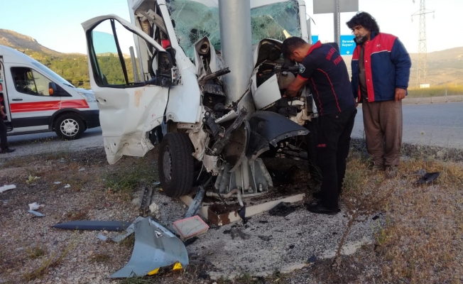 Malatya'da kamyonet direğe çarptı: 1'i ağır 2 yaralı