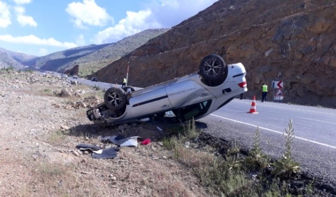 Malatya yolunda kaza! Otomobil şarampole devrildi: 4 yaralı