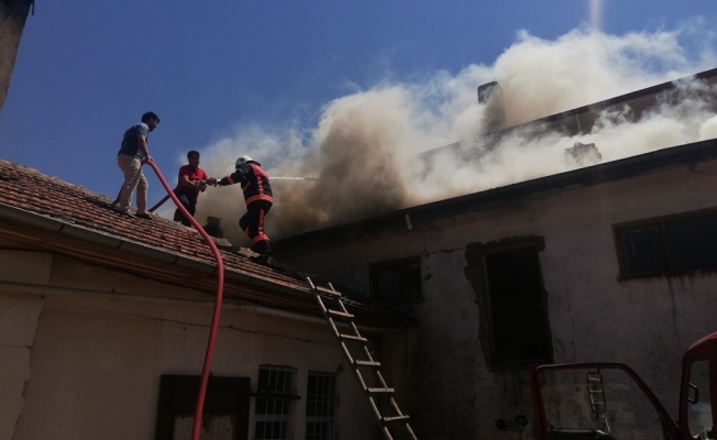 Fırının çatısı alev alev yandı! Yangın 2 saatlik çalışmayla söndürüldü!