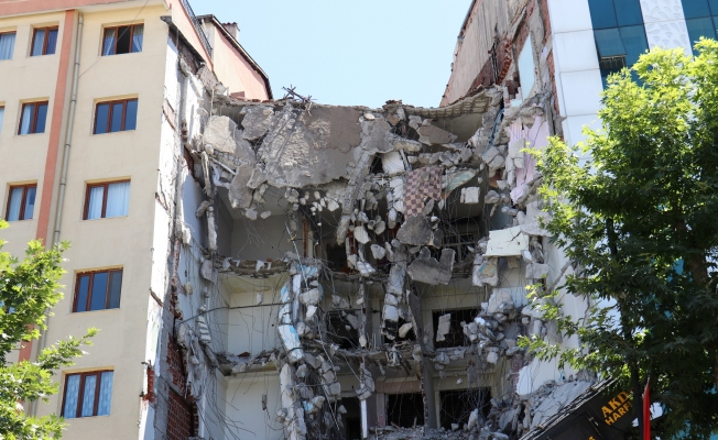 Ağır hasarlı binanın yıkımı sırasında yandaki binada çatlak oluştu…Apartman sakinleri çileden çıktı