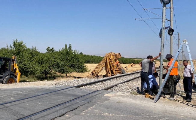 Korkunç kaza! Malatya'da yük treni hemzemin geçitte TIR'a çarptı!