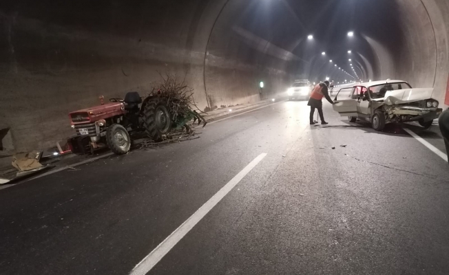 Erkenek Tüneli'nde kaza! Otomobil ile traktör çarpıştı: 3 yaralı!