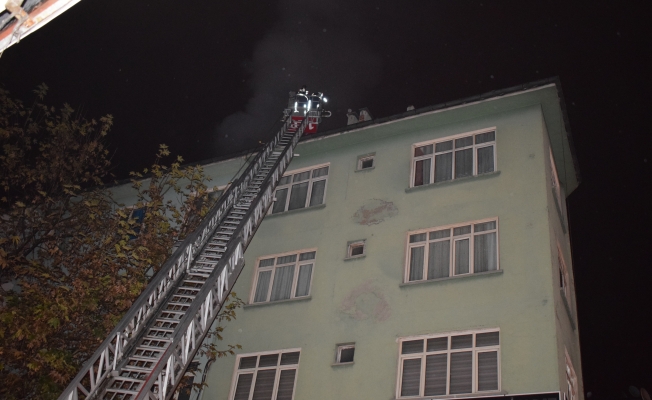 Malatya'da 5 katlı bir apartmanın çatısında korkutan yangın