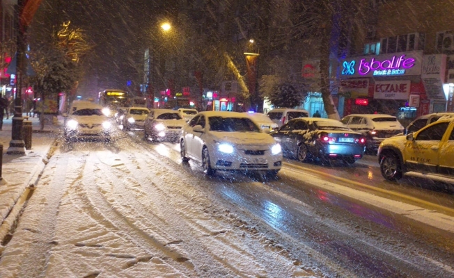 Malatya'da kar yağışı ve tipi sürücülere zor anlar yaşattı