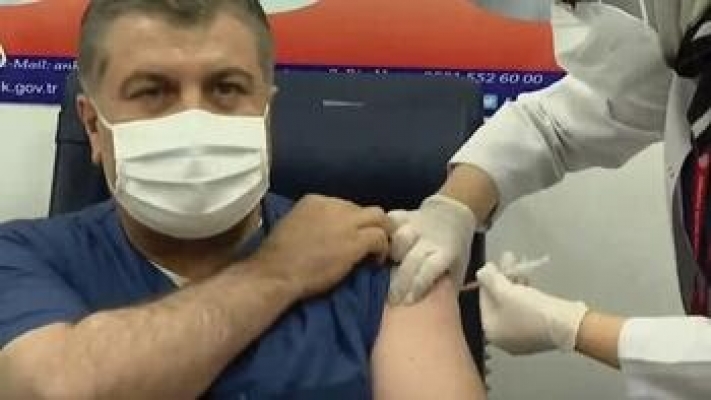 Sağlık Bakanı Fahrettin Koca canlı yayında aşı oldu!