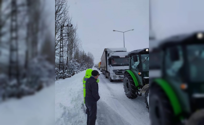 Yoğun kardan araçlar yolda kaldı, karayolu ulaşıma kapandı!