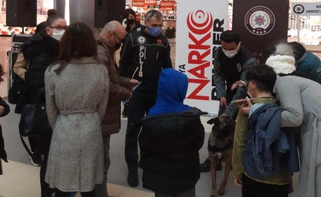 Malatya polisi uyuşturucuyla mücadele için broşür dağıttı