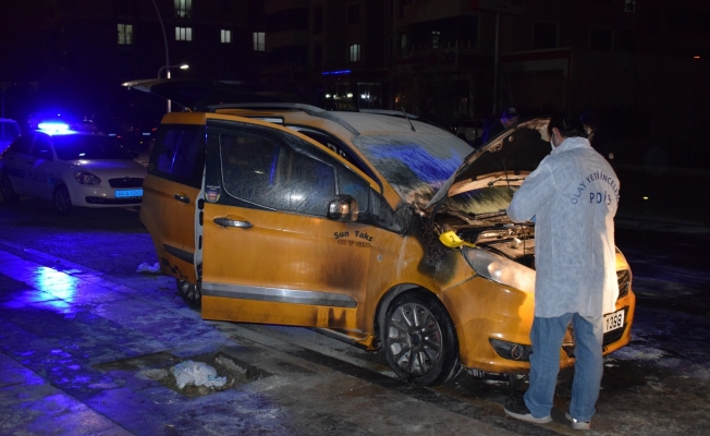 Tartıştığı kişinin aracına benzin döküp ateşe verdi!