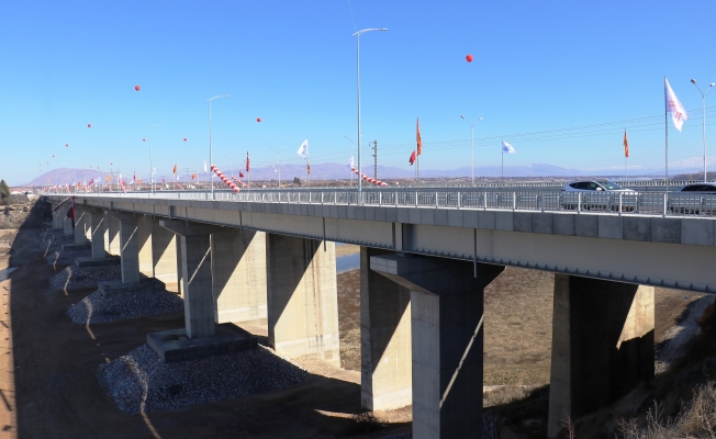 Yeni Tohma Köprüsü ulaşıma açıldı. Açılışa Cumhurbaşkanı Erdoğan video konferansla katıldı 