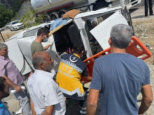 Şarampole uçan otomobilde bulunan 2 kişi yaralandı