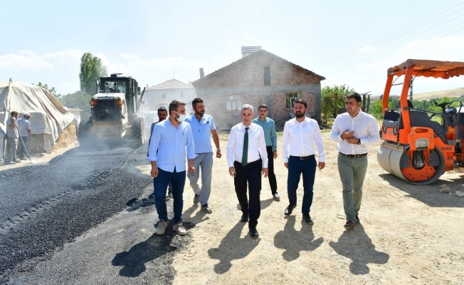 Başkan Çınar, Şahnahan'da yol yenileme çalışmalarını inceledi