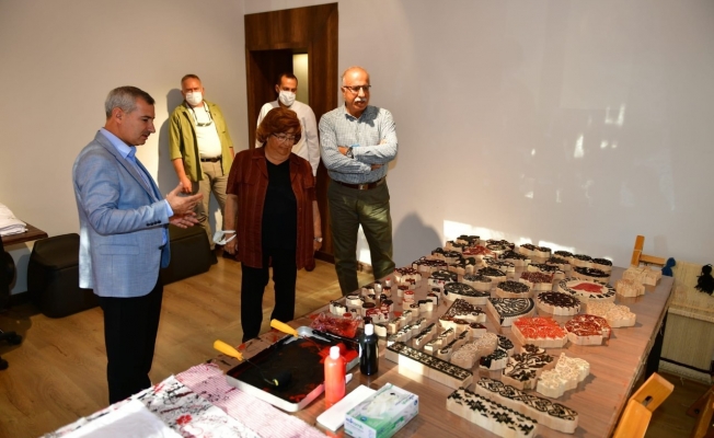 Eski Bakan Akşit, Yeşilyurt’taki tekstil müzesini inceledi